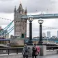 Orang-orang berjalan di tepi Sungai Thames di depan Tower Bridge, London, Inggris, pada 6 Oktober 2020. Inggris melaporkan 14.542 kasus terkonfirmasi baru COVID-19, menambah total infeksi di negara itu menjadi 530.113, menurut data resmi yang dirilis pada Selasa (6/10). (Xinhua/Han Yan)