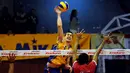 Pevoli putra Jakarta Pertamina Energi, Paul Richard Sanderson melakukan smash saat laga melawan Jakarta Electric PLN di putaran kedua pekan ketiga Pertamina Proliga 2015 di Hall A GBK Senayan, Jakarta, Jumat (20/3/2015). (Liputan6.com/Helmi Fithriansyah)