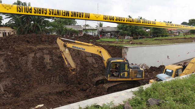 Proses Evakuasi Mobil Tertimbun Longsor di Underpass Bandara Soetta
