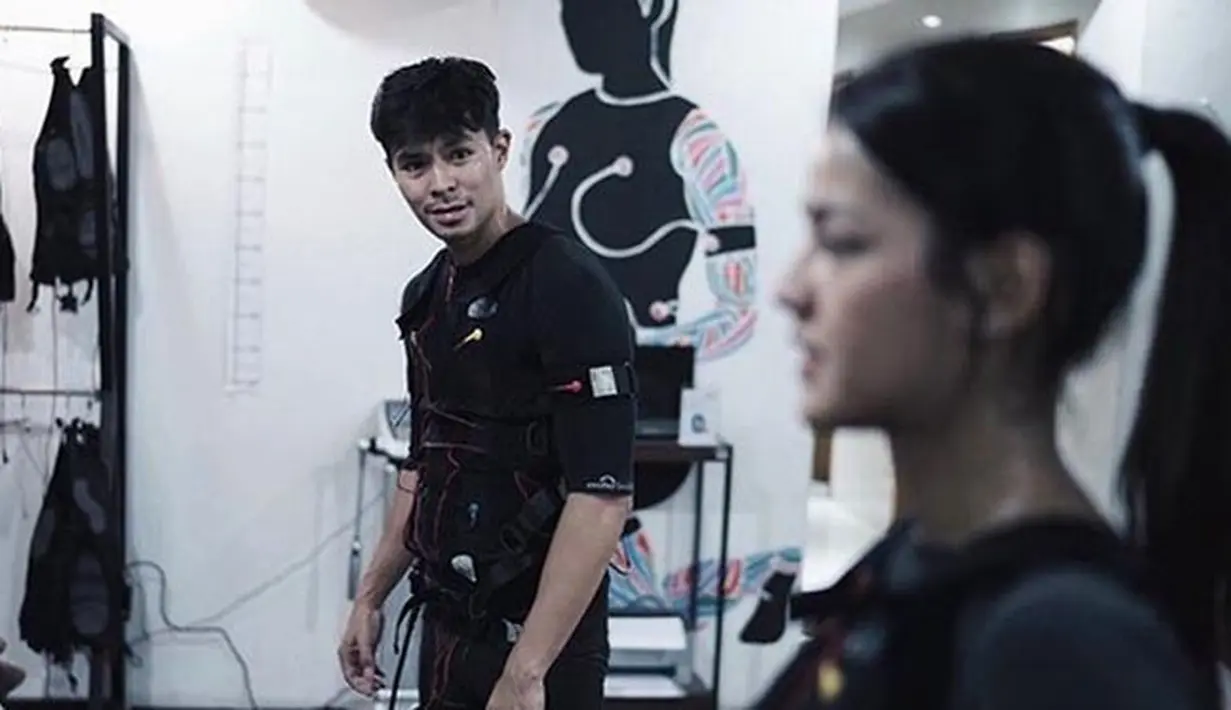 "Iya, banyak hal sih, kita sering bertukar pikiran untuk masa depan. Kayak setelah jadi artis kita mau jadi apa, apa yang mau kita lakukan, olahraga bareng, jalan-jalan bareng," ucap Fero Walandouw. (Instagram/fero_walandouw)