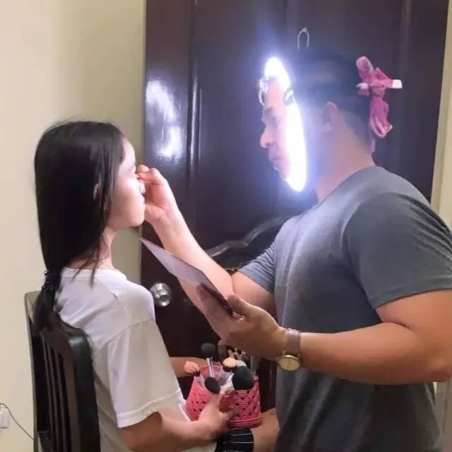 6 Potret Orang Pakai Ring Light untuk Pencahayaan Ini Bikin Tepuk Jidat
