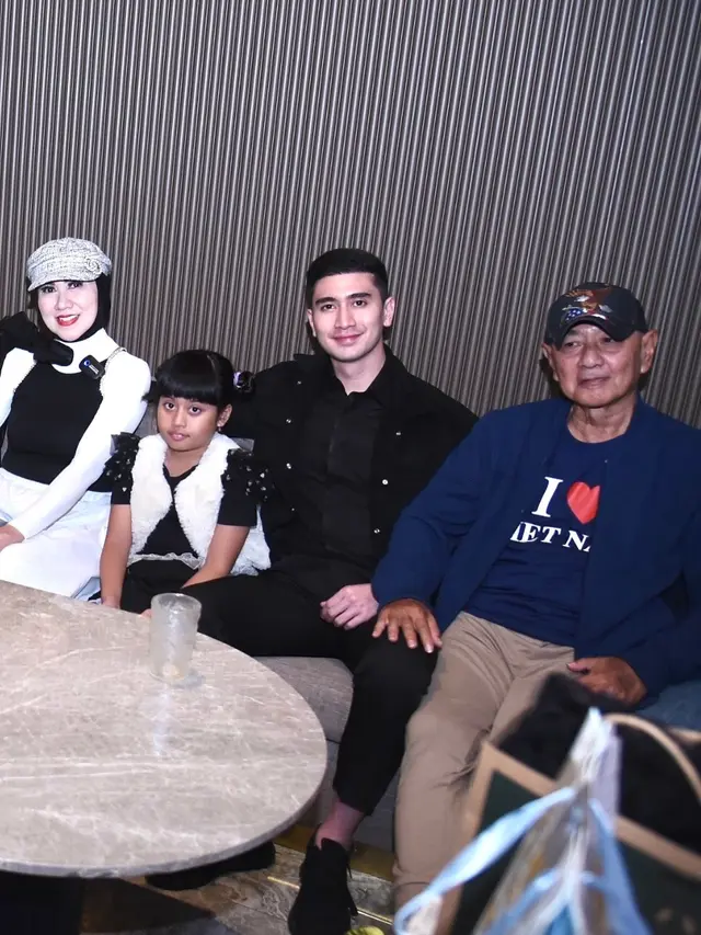 Ayah Venna Melinda Meninggal Dunia, Ini 6 Potret Kenangan Bersama Keluarga
