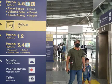 Penumpang memasuki area Stasiun Jatinegara Baru, Jakarta Timur, Sabtu (20/3/2021). Stasiun Jatinegara yang baru saat ini memiliki dua lantai, dan dinilai akan memberikan pelayanan lebih baik. (Liputan6.com/Angga Yuniar)