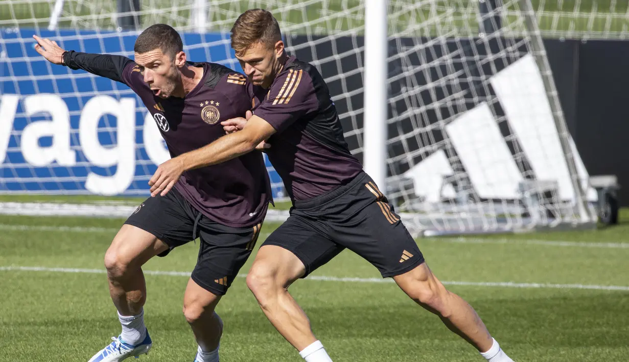 Bek timnas Jerman Robin Gosens (kiri) dan gelandang Joshua Kimmich mengambil bagian dalam sesi latihan di Kampus DFB (Asosiasi Sepak Bola Jerman) di Frankfurt, Kamis (22/9/2022). Jerman bakal adu kekuatan dengan Hongaria dalam lanjutan laga Grup C UEFA Nations League 2022 di Stadion Olimpiade Berlin, Sabtu (24/9) dini hari WIB. (Photo by ANDRE PAIN / AFP)