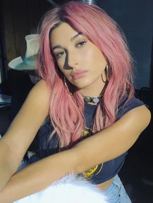 Nggak mau ketinggalan dengan sahabatnya Kylie, Hailey Baldwin pun juga ternyata pernah mengubah warna rambutnya jadi pink. (instagram/haileybaldwin)