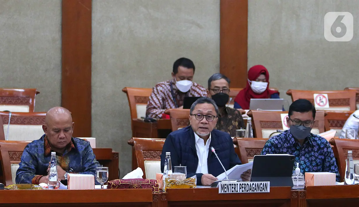 Menteri Perdagangan (Mendag) Zulkifli Hasan saat menghadiri Rapat Kerja dengan Komisi VI DPR RI di kompleks parlemen, Senayan, Jakarta, Selasa (5/7/2022). Rapat membahas pengesahan perjanjian Indonesia-Korea Comprehensive Economic Partnership Agreement (IK-CEPA). (Liputan6.com/Angga Yuniar)