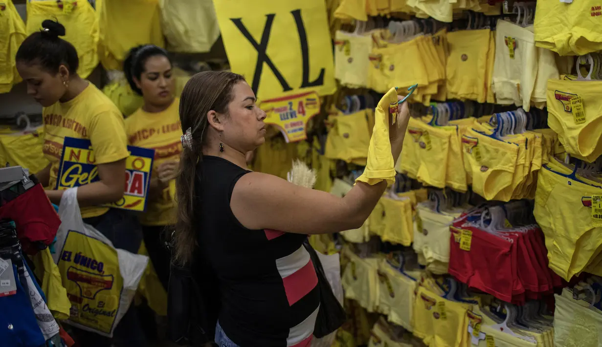 Celana dalam berwarna kuning yang dijajakan pedagang di Medellin, Kolombia, Jumat (29/12). Di Kolombia, tradisi mengenakan celana dalam berwarna kuning saat malam Tahun Baru dianggap dapat membawa kemakmuran dan keberuntungan. (Joaquin SARMIENTO / AFP)