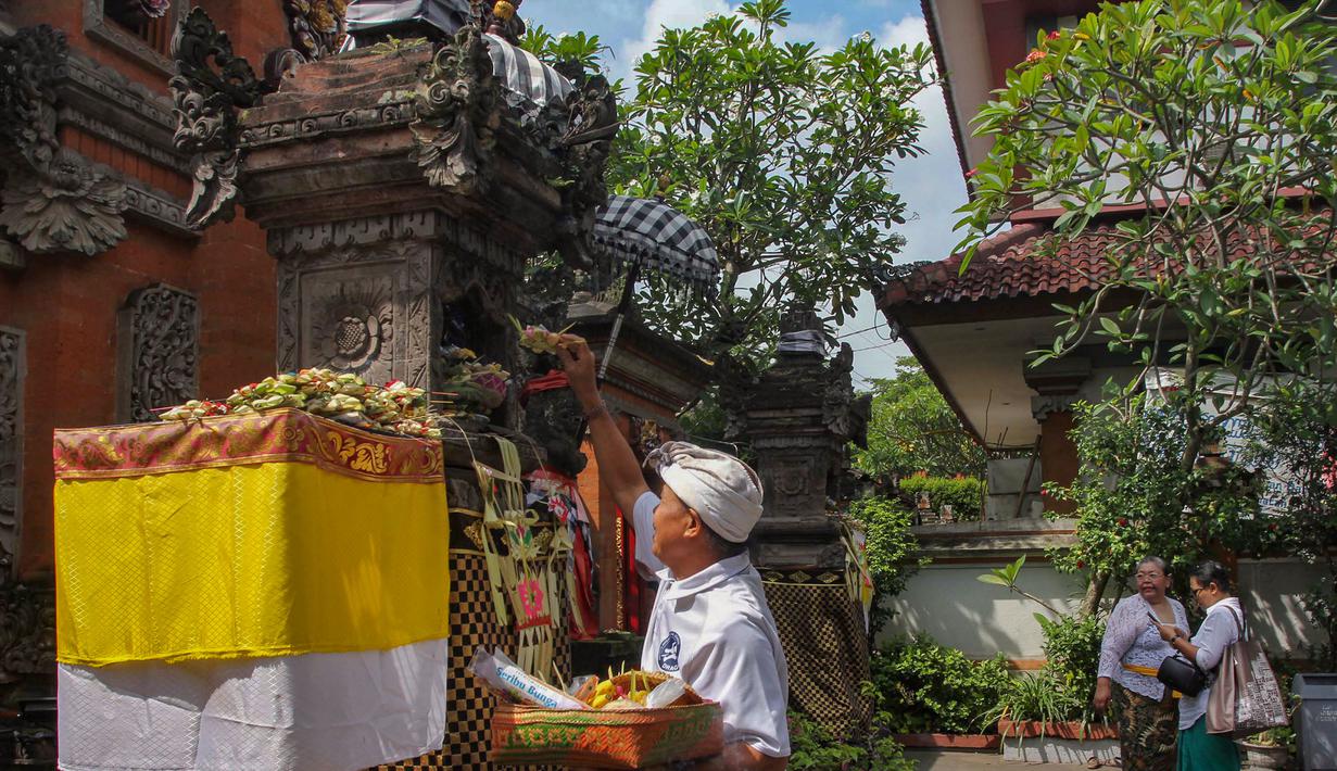 Lebih dari sekadar ritual keagamaan, Galungan menjadi cermin filosofi hidup masyarakat Hindu Bali yang menjunjung tinggi keseimbangan, harmoni, dan spiritualitas. Tampak dalam foto, umat Hindu melakukan sesi persembahyangan Hari Raya Galungan di Pura Amerta Jati, Cinere, Jakarta Selatan, Rabu (19/11/2025). (merdeka.com/Arie Basuki)