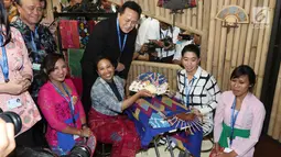 Menteri BUMN Rini Soemarno dan Kepala Bekraf Triawan Munaf mengunjungi stand milik perusahaan BUMN selama IMF-WB 2018, Bali, Selasa (9/10). Sekitar 150 UMKM dari 64 kab/kota diseluruh Indonesia ambil bagian di acara tersebut. (Liputan6.com/Angga Yuniar)