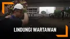 Kagum, Pendemo Lindungi Wartawan Pakai Helm dan Payung