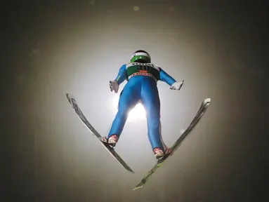 Seorang atlet ski sedang berlatih di nomor Ski Jumping HS 142 jelang Kejuaraan Dunia Ski Jumping di Kuusamo, Finlandia, (28/11/2015). (EPA/Pekka Sipola)