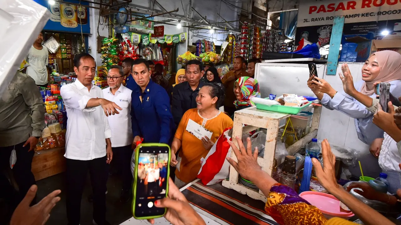 Presiden Jokowi meninjau harga sembako di Pasar Rogojampi Banyuwangi (Istimewa)