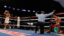 Wasit Robert Byrd saat memimpin laga antara Vasyl Lomachenko melawan Romulo Koasicha di Las Vegas, Sabtu (7/11/2015). Robert Byrd akan menjadi wasit yang memimpin laga tinju antara Floyd Mayweather dan Conor McGregor. (AFP/Steve Marcus)