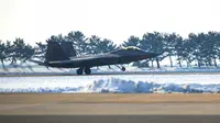 Jet tempur F-22 AS mendarat selama latihan udara bersama dengan Korea Selatan di Gunsan, Korea Selatan, 20 Desember 2022. Semua uji coba rudal balistik antarbenua Korea Utara telah dilaksanakan pada sudut yang curam untuk menghindari sejumlah negara tetangga. (South Korean Defense Ministry via AP)