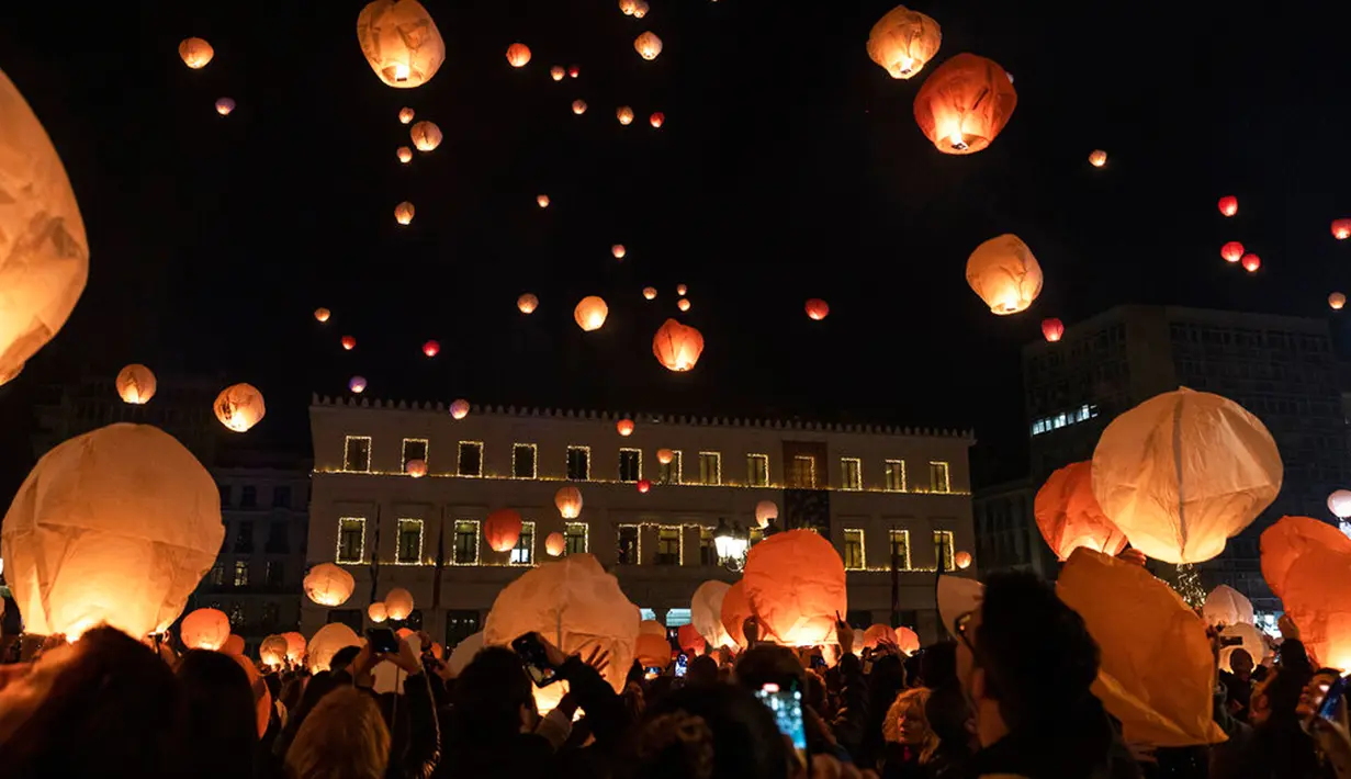 Orang-orang melepaskan lentera selama pertemuan Natal di alun-alun pusat Athena, Yunani, 24 Desember 2022. (AP Photo/Yorgos Karahalis)