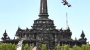 Sebuah drone balap terbang di depan monumen Bajra Sandhi selama FAI Drone Racing World Cup di Denpasar di pulau resor Indonesia Bali (7/4). Acara ini diselenggarakan dalam rangka HUT ke-72 TNI-AU dan Bulan Dirgantara 2018. (AFP Photo/Sonny Tumbelaka)