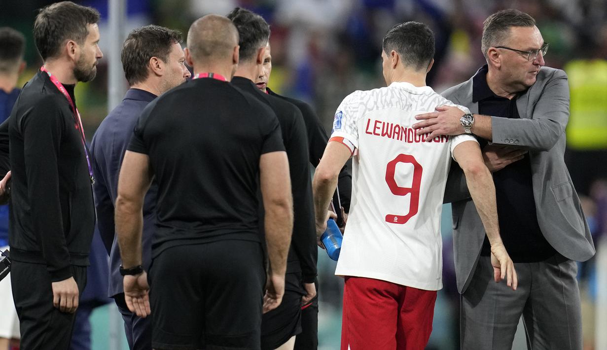 Namun yang pasti Robert Lewandowski dipastikan tidak akan berbisik lagi kepada para pemain PSG lainnya di sisa Piala Dunia 2022 karena Polandia harus terhenti langkahnya di babak 16 besar usai kalah dari Prancis. (AP/Natacha Pisarenko)