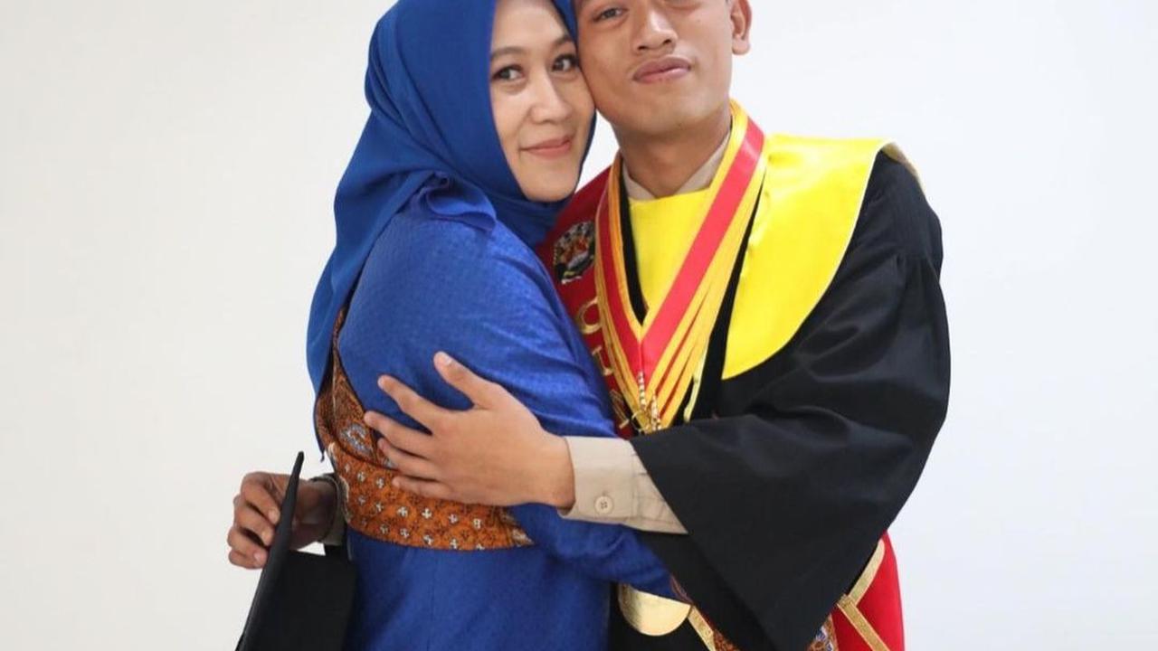 Senyum dan rasa bahagia tersimpul pada raut wajah Idham dan istri. Idham menyalami Irfan lalu menepuk pipi putra kesayangannya itu dua kali. Dilanjutkan dengan pelukan dari Ibu Irfan.<br>