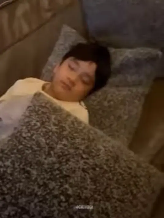 Sesampainya di New York, Rafathar, putra sulung Raffi Ahmad dan Nagita Slavina baru bisa menikmati tidur di atas sofa panjang. (Foto: Instagram/@chevirgo)