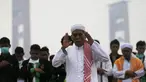Sejumlah warga melakukan Salat Minta Hujan dekat Sungai Musi di Palembang, Minggu (20/9/2015). Mereka berharap Tuhan segera menurunkan hujan dan menghilangkan kabut asap yang melanda Sumatra dan Kalimantan. (Reuters/Beawiharta)