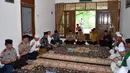 Wakapolri Komjen Pol. Syafruddin beserta rombongan berdoa dengan para kiayi di Ponpes Buntet Astanajapura, Cirebon, Jawa Barat, Jumat (25/11). Wakapolri meminta menjaga keutuhan NKRI dan tidak terpancing isu yang berkaitan dengan SARA (Foto : Polri)