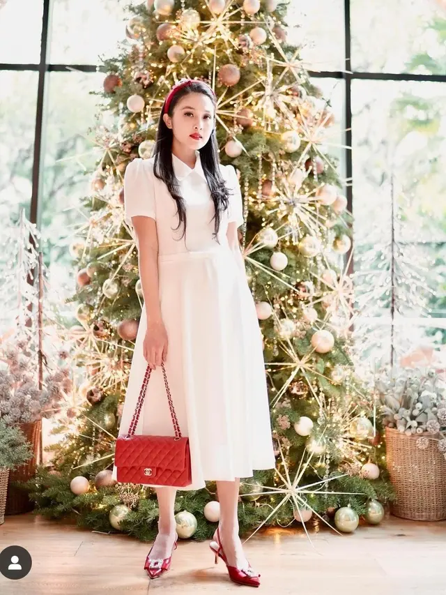 Tak perlu bingung outfit untuk rayakan natal, kamu bisa meniru gaya Sandra Dewi