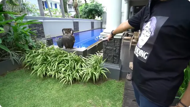6 Potret Halaman dan Teras Rumah Ari Lasso, Asri Dilengkapi Kolam Renang