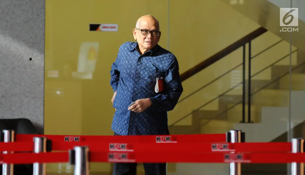 Mantan Menko Perekonomian Dorodjatun Kuntjoro Jakti usai diperiksa di gedung KPK, Jakarta, Selasa (2/1). Menteri era Presiden Megawati Soekarnoputri itu diperiksa sebagai saksi dugaan korupsi penerbitan SKL BLBI ke BDNI. (Liputan6.com/Helmi Fithriansyah)