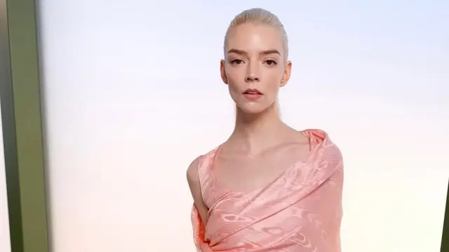 Tampil Glowing Maksimal, Ini Rahasia Makeup Anya Taylor-Joy di Paris Fashion Week