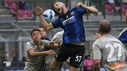 Bermain di depan publik sendiri, Inter Milan langsung menekan di awal pertandingan babak pertam. Hasilnya, skuat Nerazzurri langsung unggul ketika laga berjalan enam menit lewat Milan Skriniar. Dirinya berhasil menanduk bola hasil sepakan Hakan Calhanoglu. (Foto: AP/Antonio Calanni)