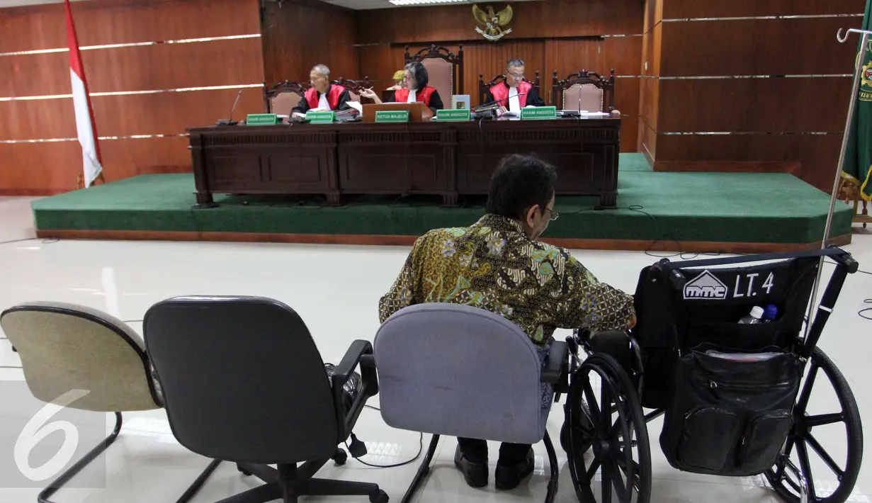Mantan Kadishub DKI Jakarta Udar Pristono membacakan pledoi di Pengadilan Tipikor, Jakarta, Senin (7/9/2015). Udar membantah melakukan tindak pidana korupsi pengadaan bus TransJakarta 2012-2013 dan tindak pidana pencucian uang. (Liputan6.com/Helmi Afandi)