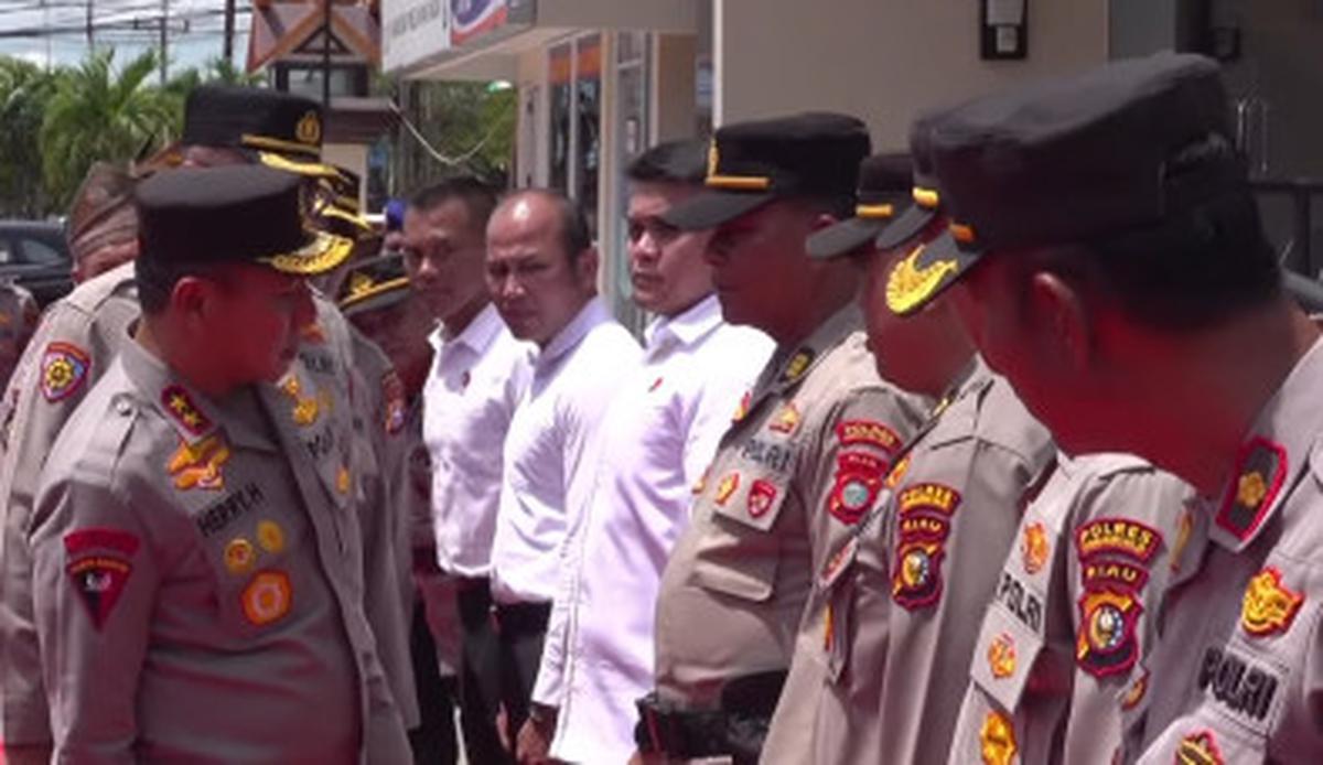 Lihat Seragam Anak Buah Lusuh, Reaksi Irjen Polisi Bikin Para Anggota Terkejut