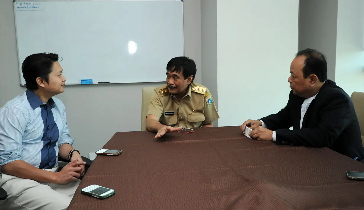 Wakil Gubernur DKI Jakarta, Djarot Saiful Hidayat (tengah) berbincang dengan awak redaksi Liputan6.com di Kawasan Senayan, Jakarta, (17/3/2015). Kedatangan Djarot untuk berdiskusi tentang beragam permasalahan ibukota. (Liputan6.com/Helmi Fithriansyah) 
