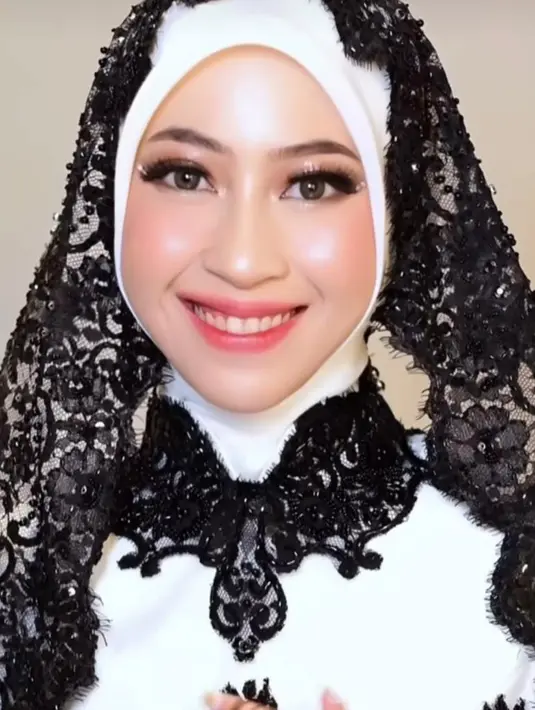 Riasan mata Adiba tampak dibuat chopper gilttery dan menggunakan beberapa rhinestone untuk memberikan blink effect. Serta aplikasi full ombre lips nuansa nude-mauve untuk bibir. [Foto: IG/@weddingkusumadewi/@vivithalib/@ikawatifitria]