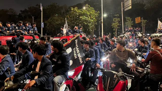 Momen Massa Trisakti Bakar Flare Sebelum Bubarkan Diri