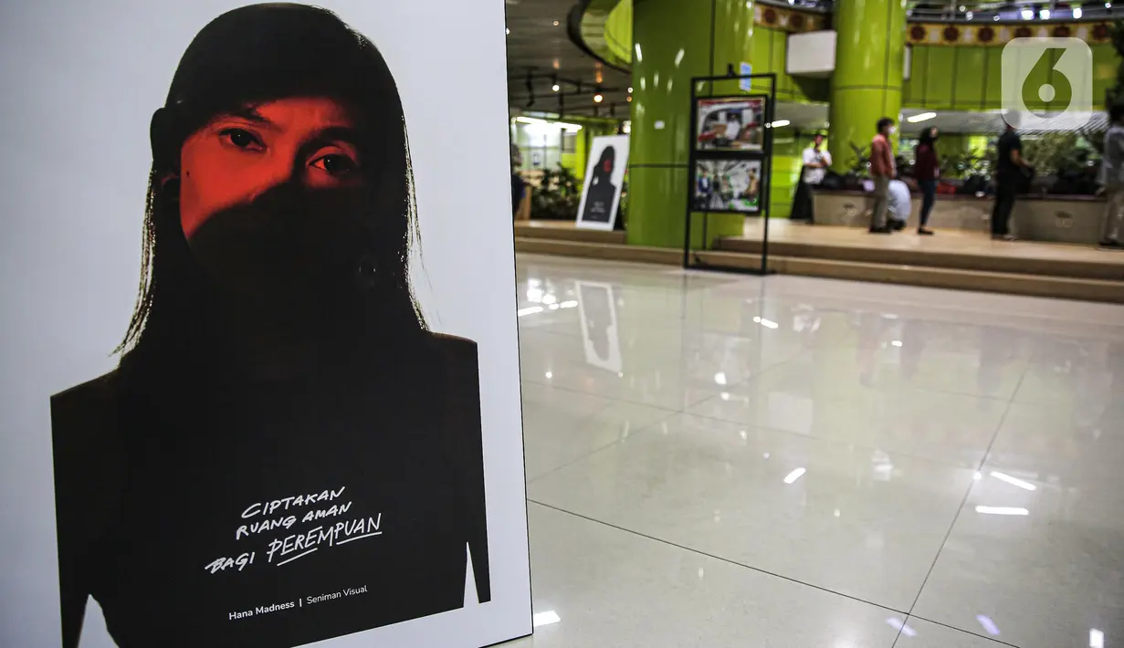 Foto terkait kampanye Hari Anti Kekerasan Terhadap Perempuan dipamerkan di Hall Stasiun Gambir, Jakarta, Jumat (9/12/2022). Sebanyak 16 karya foto dipamerkan di Hall Stasiun Gambir untuk memperingati Hari Anti Kekerasan Terhadap Perempuan. (Liputan6.com/Faizal Fanani)