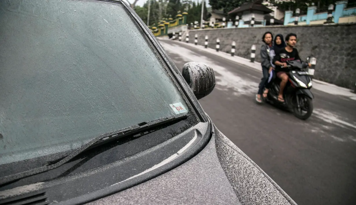 Sebuah mobil tertutup abu dari letusan Gunung Merapi di Yogyakarta, Indonesia, Senin, (21/5). Gunung berapi ini memuntahkan asap dan abu Senin pagi dalam beberapa letusan terakhir dalam waktu kurang dari dua minggu. (AP Photo/Ombak Samudra)