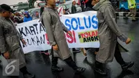 Petugas Kepolisian ikut mengawal demo tolak Ahok di Jakarta, Rabu (21/9). Dalam aksinya mereka melakukan longmarch dari Raden Saleh menuju KPUD Jakarta. (Liputan6.com/Faizal Fanani)