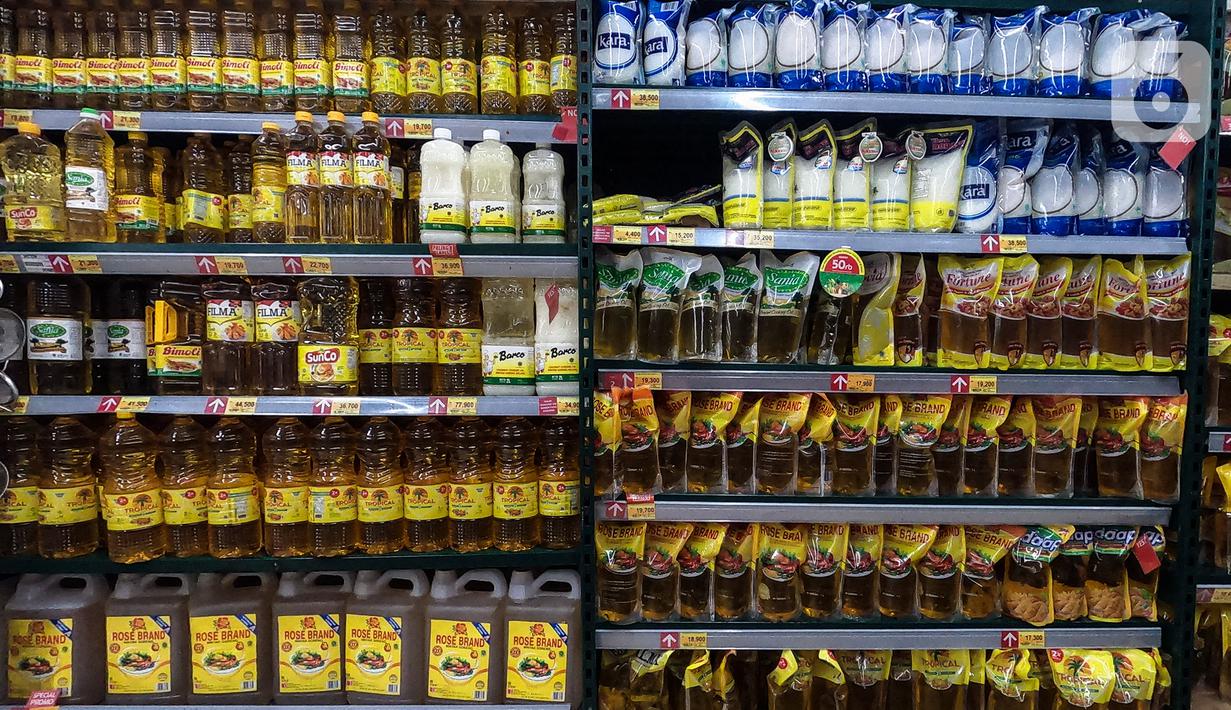 Salah satu merek minyak goreng yang dipajang di sebuah supermarket kawasan Jakarta, Jumat (25/3/2022). Sempat mengalami kekosongan stok, saat ini minyak goreng sudah kembali normal di supermaket dengan harga 2 liter mulai dari Rp 36 ribu - Rp45 ribu tergantung merek. (Liputan6.com/Johan Tallo)