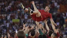 Legenda AS Roma, Francesco Totti, merayakan laga terakhir bersama Serigala Roma usai melawan Genoa di Stadion Olimpico, Roma, Minggu (28/5/2017). Selama 25 tahun Totti berkarier di AS Roma. (AP/Alessandra Tarantino)