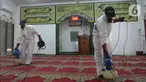 Petugas Dewan Masjid Indonesia (DMI) menyemprotkan cairan disinfektan di Masjid Hablul Muttaqin, Pejambon, Gambir, Jakarta Pusat, Jumat (6/3/2020). Kegiatan ini dilakukan untuk menjaga kebersihan masjid sekaligus mengantisipasi penyebaran virus corona (COVID-19). (Liputan6.com/Angga Yuniar)