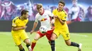 Pemain Borussia Dortmund, Raphael Guerreiro, berebut bola dengan pemain RB Leipzig, Timo Werner, pada laga  Bundesliga di Red Bull Arena Sabtu (20/6/2020). RB Leipzig takluk 0-2 dari Borussia Dortmund. (AP/Jens Meyer)