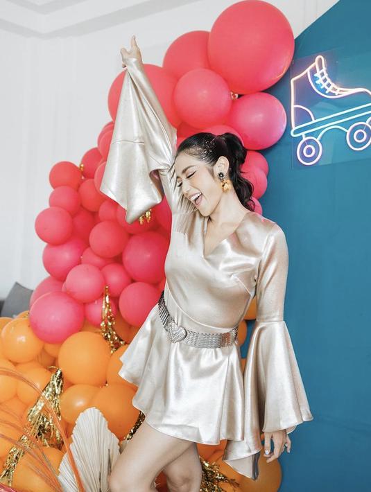 Sesuai dengan tema ulang tahun yaitu Retro, Jessica pun tampil dengan busana 80an. Ia mengenakan mini dress vneck lengan terpompet warna cokelat dari White by Gail. @inijedar