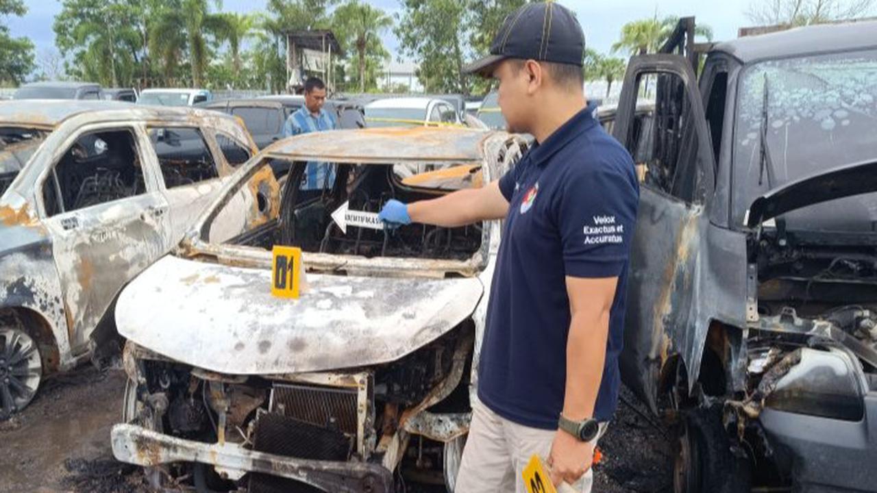 18 Mobil Lelang Hangus Terbakar di Parkiran