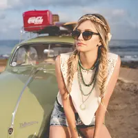 Kacamata Hitam (Photo by Amos Bar-Zeev on Unsplash)