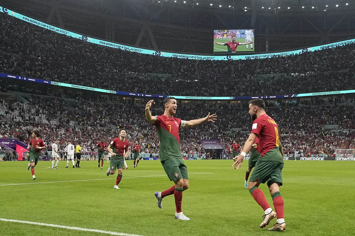Foto: Momen Mesra Ronaldo Peluk Bruno usai Cetak Brace dan Bawa Portugal ke 16 Besar Piala Dunia 2022