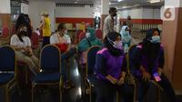 Warga menunggu untuk menerima vaksin booster di Gor Ciracas, Jakarta, Sabtu (19/3/2022). Vaksin booster diberikan kepada warga lanjut usia dan masyarakat berisiko tinggi tertular Covid-19. (merdeka.com/Imam Buhori)