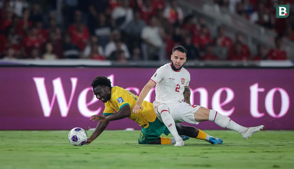 <p>Pemain Timnas Indonesia,&nbsp;Calvin Verdonk, berebut bola dengan pemain Australia,&nbsp;Nestory Irankunda, pada laga kedua Grup C Kualifikasi Piala Dunia 2026 Zona Asia di Stadion Utama Gelora Bung Karno (SUGBK), Jakarta Pusat, pada Selasa (10/9/2024). (Bola.com/Bagaskara Lazuardi)</p>