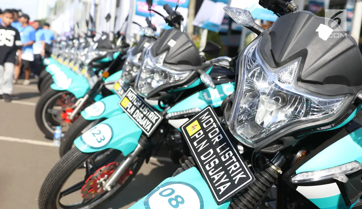 Sejumlah motor listrik dipamerkan di Kawasan JCC di Jakarta, Minggu (3/12). Inovasi-inovasi ini diharapkan dapat meningkatkan kinerja PLN dalam memberikan pelayanan kepada masyarakat. (Liputan6.com/Angga Yuniar)