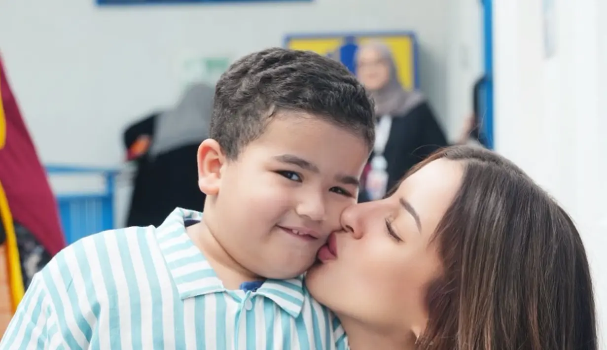 Lengkapi busananya, Tasya kenakan dua gelang dari Van Cleek & Arpels. Ia padukan Vintage Alhambra bracelet seharga Rp123jutaan dan Perlée sweet clovers bracelet seharga Rp367jutaan [@tasyafarasya]